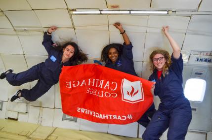 物理 major students on a zero-g flight.